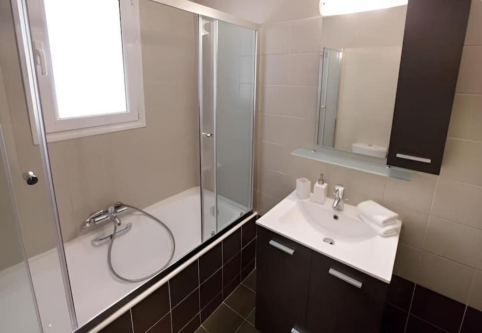 Modern Apartment In The Heart Of The City Афины Экстерьер фото